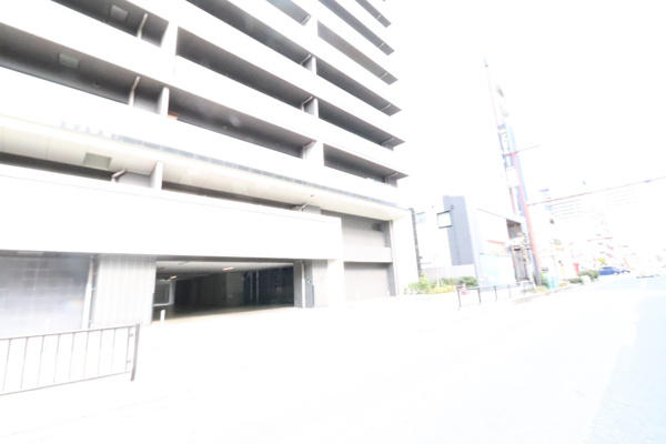 【外観】 | 【外観】駐車場出入口付近です！周辺も明るくクリーンな雰囲気です！