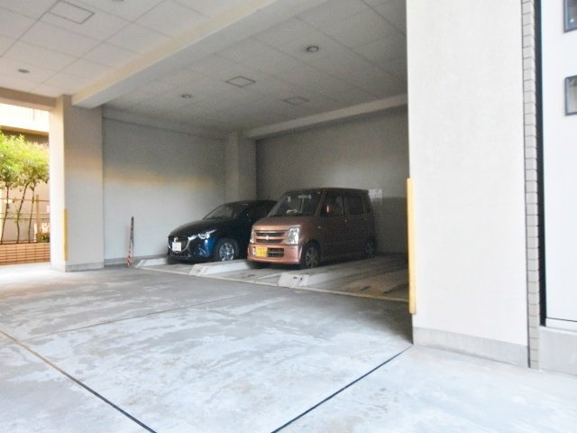 アブニール根岸の駐車場