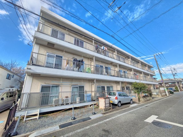 谷原ハイツ　西武池袋線　石神井公園の外観|低層地域に所在するので、周辺は圧迫感の無い、開放感がある低層マンションです。