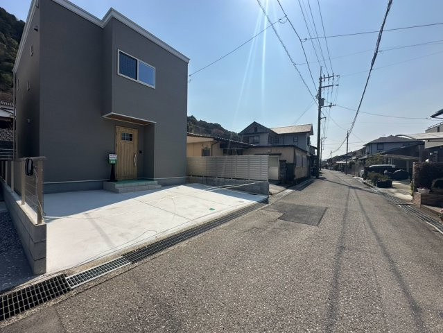 高知市中野団地 新築戸建の前面道路含む現地写真|駐車しやすい敷地です。