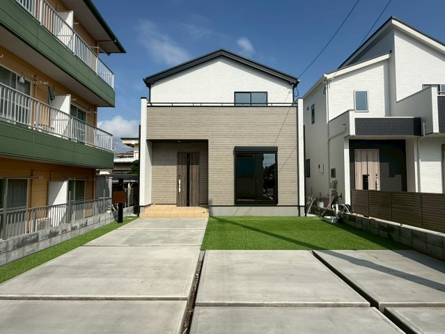 香美市土佐山田町宝町2期5棟 1号棟の外観|香美市土佐山田町宝町4丁目新築住宅。駅徒歩12分、敷地約73坪。南向き19帖LDKで家族団らん、収納豊富なカウンターキッチンが魅力の快適な住まい。