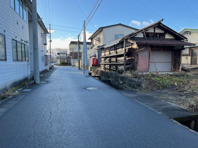 米沢市松が岬２丁目　売地の前面道路含む現地写真