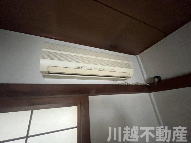 駅徒歩１分、利便性に優れた物件の冷暖房・空調設備|２階６帖和室のエアコン（残置物扱いでお譲りします）
