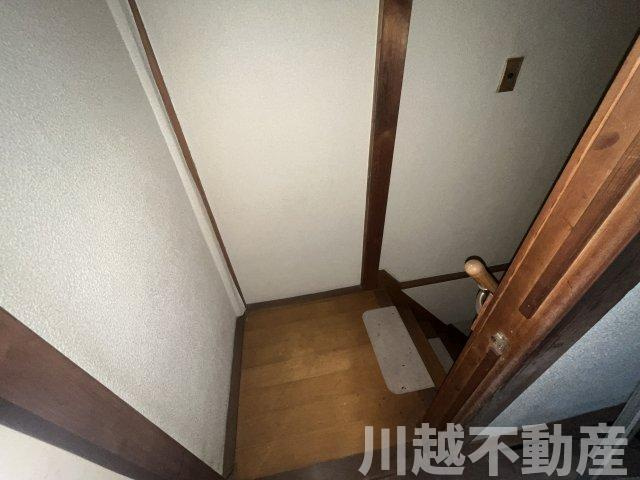 駅徒歩１分、利便性に優れた物件の内装|２階階段室