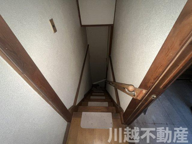 駅徒歩１分、利便性に優れた物件の内装|２階階段室より１階へ降りる階段