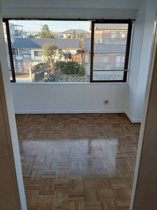 落ち着いた色調の洋室です