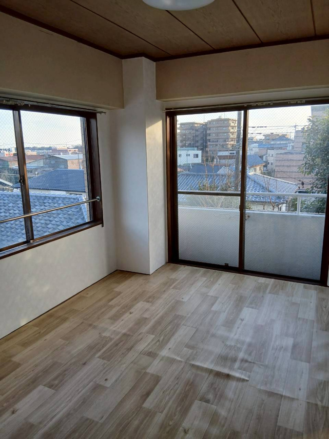 落ち着いた色調の洋室です