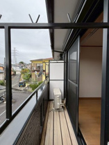 暖かな日差しのふりそそぐバルコニー