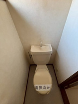 落ち着いた色調のトイレです
