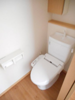 落ち着いた色調のトイレです