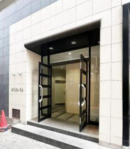 秋山ビルのエントランス