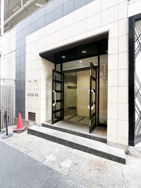 秋山ビルのエントランス