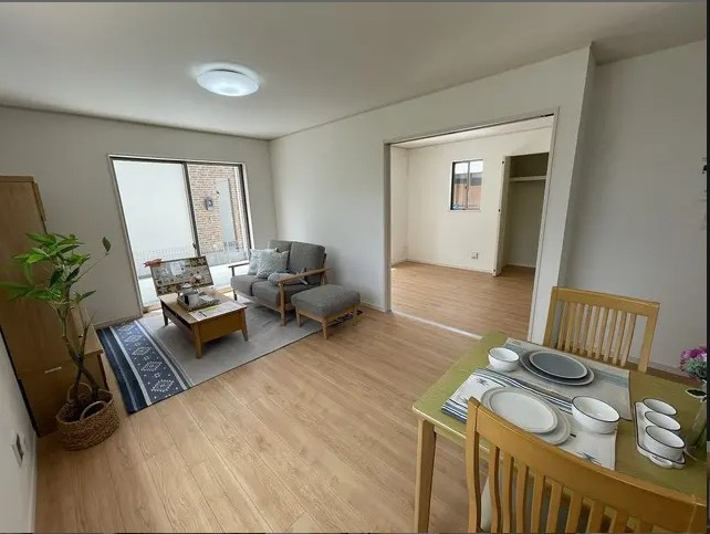 ハートフルタウン那覇市識名１丁目　B号棟の居間・リビング