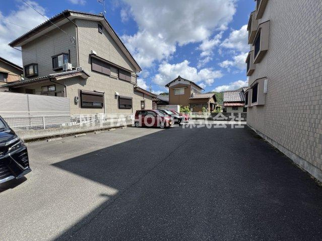 サン丸山の駐車場|駐車場1台分、賃料に込み！