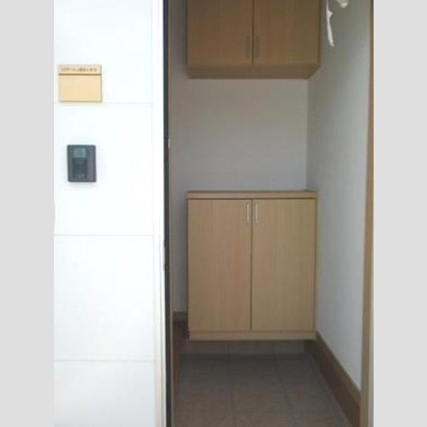 ロザージュ鍛冶ヶ谷の玄関