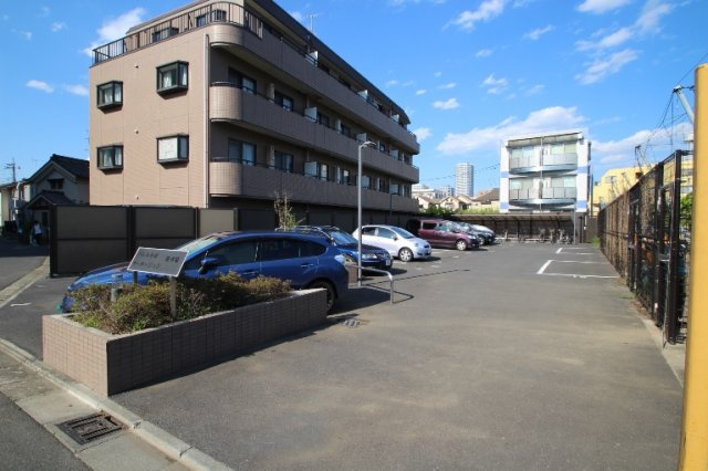 バレル中村・マーサジュン駐車場