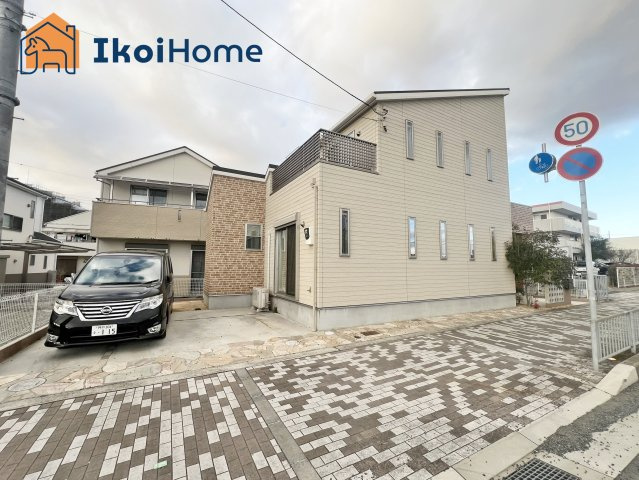 明石市魚住町清水　中古戸建のエントランス|●資料・カタログのご請求無料●最寄り駅の土山駅までは徒歩8分。駅ちかで通勤や通学に便利な立地です