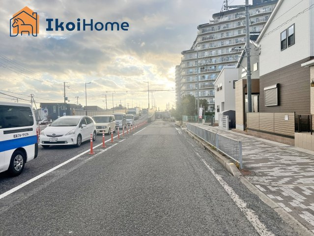 明石市魚住町清水　中古戸建の周辺|●資料・カタログのご請求無料●前面道路は2車線で交通量は多めですが歩道があるので安心です！
