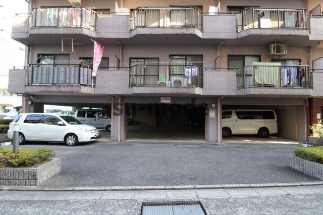 クレールの駐車場