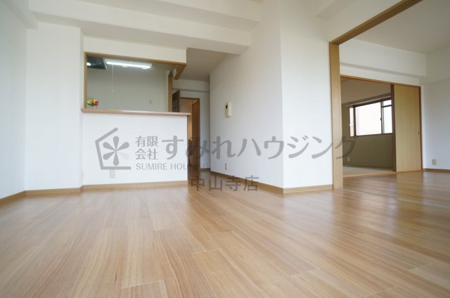 サニーハイツ（鴻池）の居間・リビング|参考、同建物・反転間取りの号室