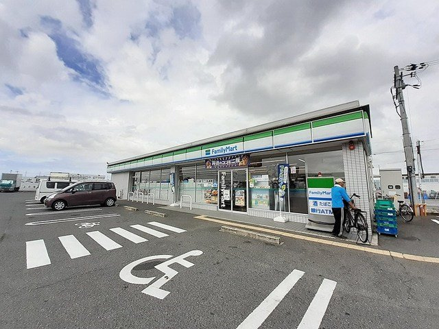 ヴェルデ　ブリッサ　Ⅲの周辺|ファミリーマート八尾東町店様まで950m