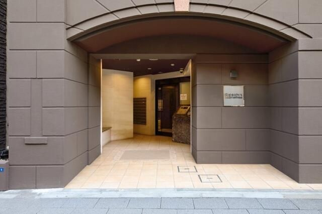 レジディア神田東のエントランス