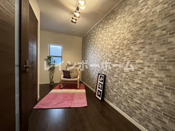 特典：仲介手数料が無料です!!の居間・リビング|こちらの居間で趣味の時間をお楽しみください