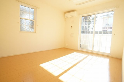 【居間・リビング】 | グラースＡ | こちらの居間で趣味の時間をお楽しみください