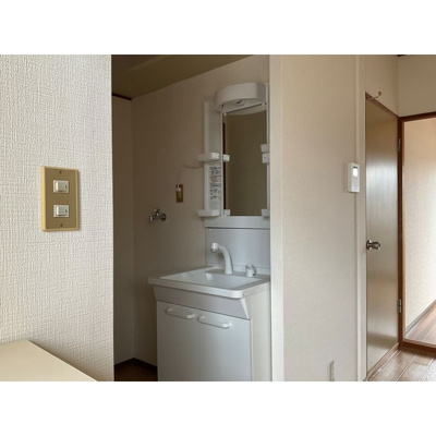 【洗面所】 | 岡本ハイツ | 明るい洗面所です