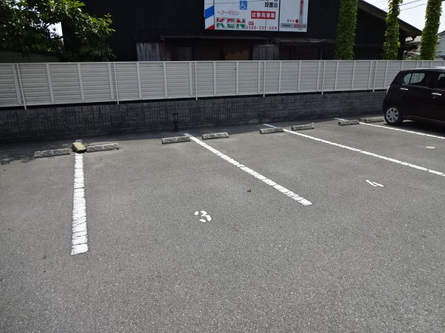 レオパレスＰＡＬＣＯＵＲＴ劉備の駐車場