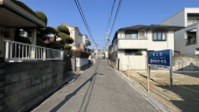 豊中市南桜塚１丁目土地の前面道路含む現地写真|前面道路は約4.0ｍの幅員に約10ｍ接道しています。
