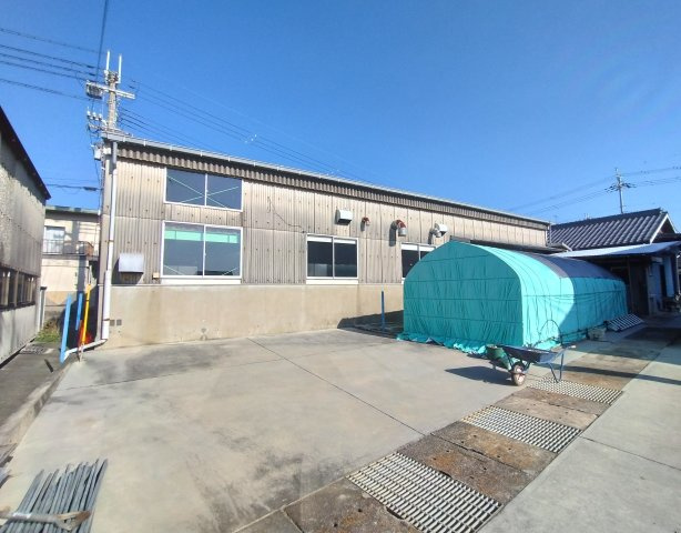 岩岡町野中貸倉庫の外観