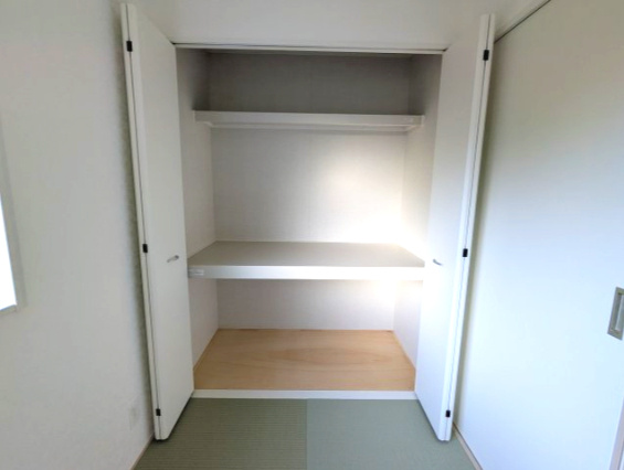 ひたちなか市平磯遠原町　第１の収納|和室のクローゼットには、季節ものの家電や掃除機などがすっきり収納できます