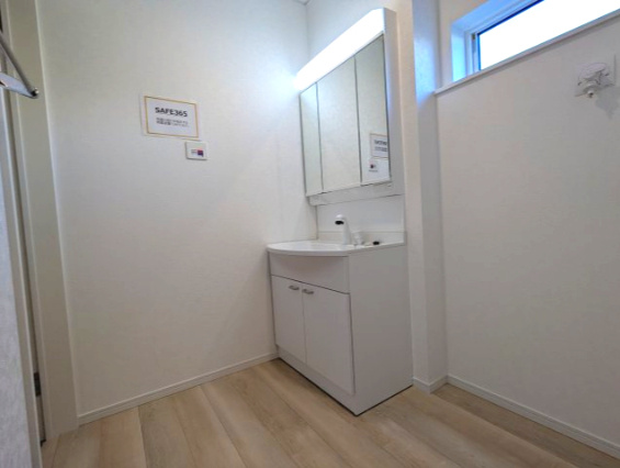 ひたちなか市平磯遠原町　第１の独立洗面台|広々脱衣スペース！毎朝おしゃれに忙しい女性の方にうれしいポイントです！