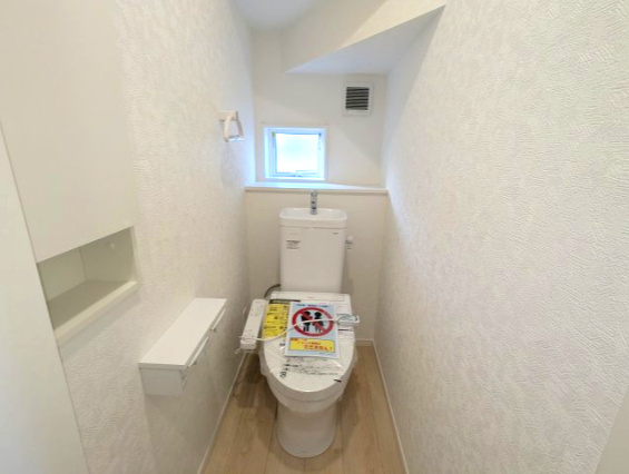 ひたちなか市平磯遠原町　第１のトイレ|窓がついており、いつでも快適な空間に！ゆっくりとお一人時間をお過ごしください