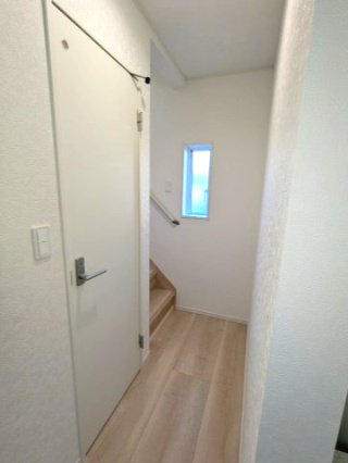 ひたちなか市平磯遠原町　第１の内装|トイレ、階段が玄関から見えない作りになっております♪