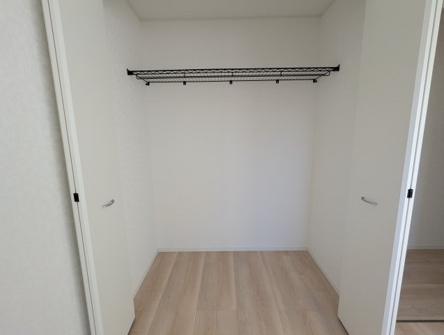 ひたちなか市平磯遠原町　第１の収納|衣類だけでなく、小物も上の棚に収納できて大変便利です！
