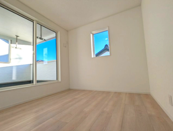 ひたちなか市平磯遠原町　第１の洋室|バルコニーに面した明るい洋室です。採光・通風が良く毎朝気持ち良く起床ができ・・日中も日差しが降り注ぐ～暖かいお部屋です