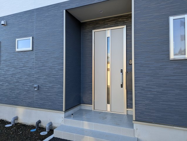 ひたちなか市平磯遠原町　第１の玄関|防犯カメラ付きで安心！シンプルですっきりとしたきれいな玄関です