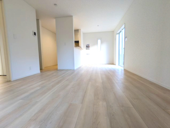 ひたちなか市平磯遠原町　第１の居間・リビング|大きな窓があり陽射しが差し込みます。お子様の目を離すことなく片付け・お料理ができ安心です～♪