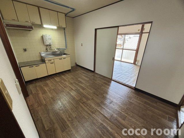 青島ハイツの居間・リビング