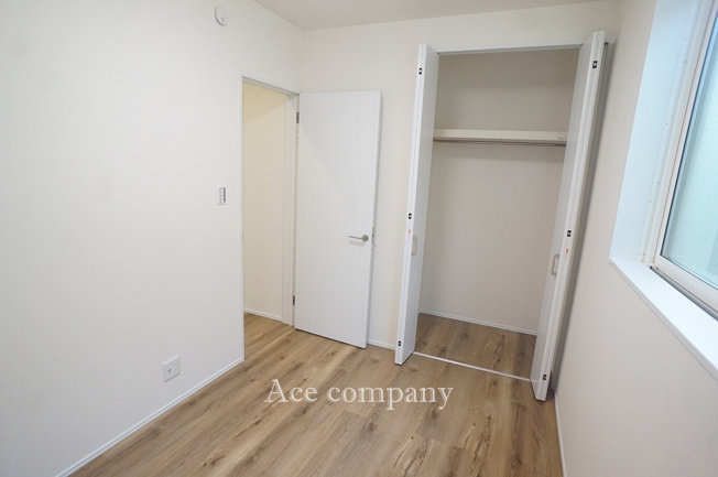 【子供部屋】 | 八尾市山本町北6丁目 | 【2階：中央洋室4.4帖】クローゼット完備です♪