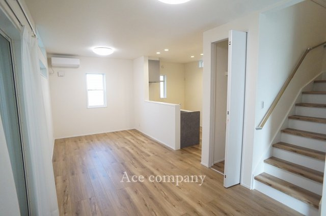 【居間・リビング】 | 八尾市山本町北6丁目 | 【LDK：11.3帖】リビングに階段があります♪