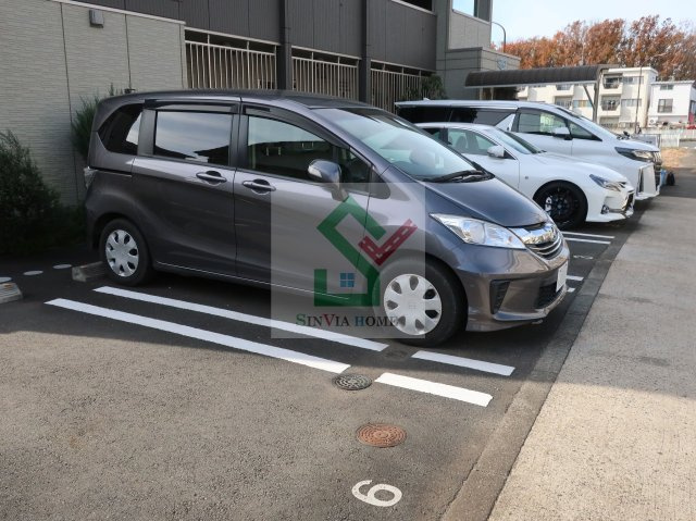 プランドールA棟の駐車場