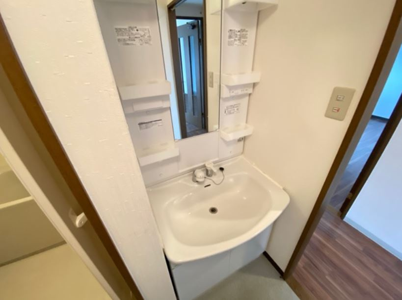 セーヌ東岸和田の洗面所|明るい洗面所です