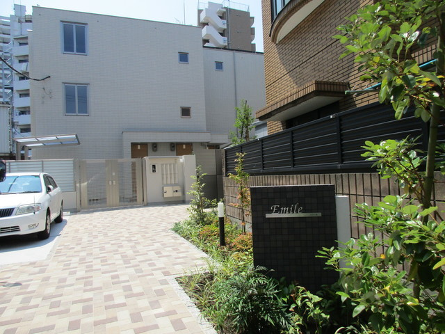Ｅｍｉｌｅのエントランス|★植栽が綺麗なアプローチ★