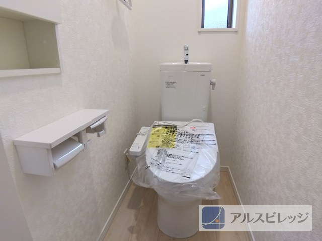 新築｜さいたま市見沼区風渡野｜全１棟のトイレ|小窓から陽ざしが差し込む明るい空間
