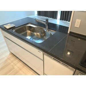 ＤＥＵＸ　ＴＯＵＲＳ（ドゥ・トゥール）のキッチン