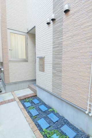 メゾン・プーラ菊川のエントランス