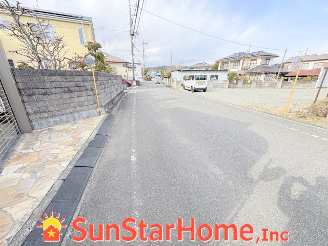 【サンスターホーム】あきる野市瀬戸岡　角地売地の前面道路含む現地写真